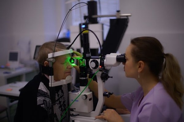 Quels sont les soins pour les yeux pas chers recommandés par les médecins ?