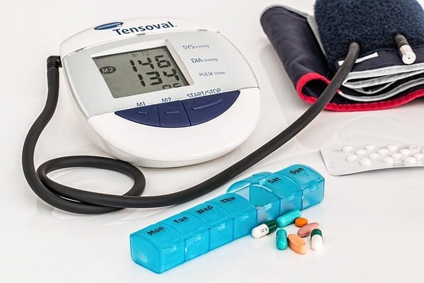 Quelles sont les causes et les symptômes de l'hypertension artérielle ?