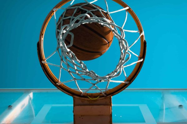 Quels sont les conseils médicaux pour faire du sport avec un panier de basket sur pied ?